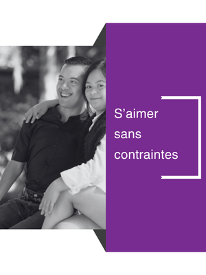 couple heureux et amoureux en situation de handicap , photo en noir et blanc. A droite un bandeau violet avec le texte " s'aimer sans contraintes"